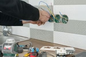 Nu mai irosiți bani pe becuri care se vor arde pur și simplu 4 fixing electrical problems