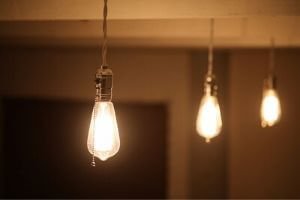 Semne că panoul tău electric are nevoie de reparații 5 light bulbs