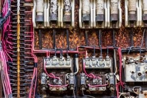 Semne că panoul tău electric are nevoie de reparații 3 old panel